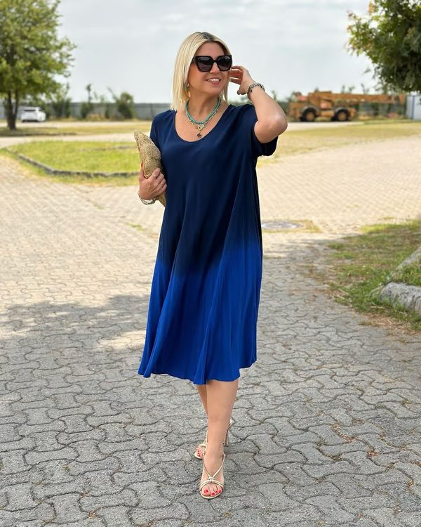 Liora™ – Losvallende jurk met zachte overgang in kleur